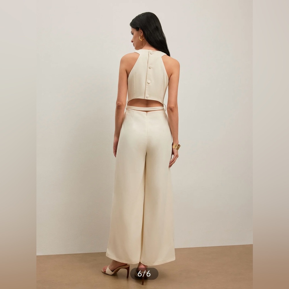 NWT Commense Off-White Halter Jumpsuit - Belted
V-Neck - Size M - Picture 2 of 13